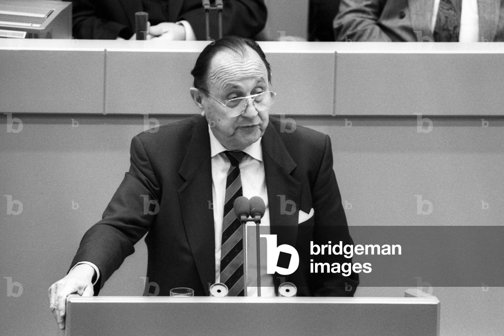 Image of Photography depicting Foreign Minister Hans-Dietrich Genscher (Germany FDP) speaks during a session o
