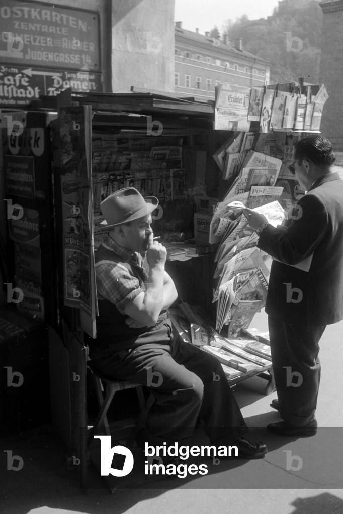 Newspaper seller and customer at the newspaper stand on Residenzplatz