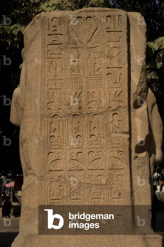 Hieroglyphische Schrift, Rückseite einer Statue