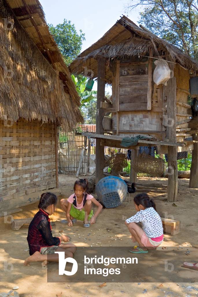 "Minoranza etnica Hmong ragazze che giocano il tradizionale gioco di cattura di pietre per bambini (simile a «