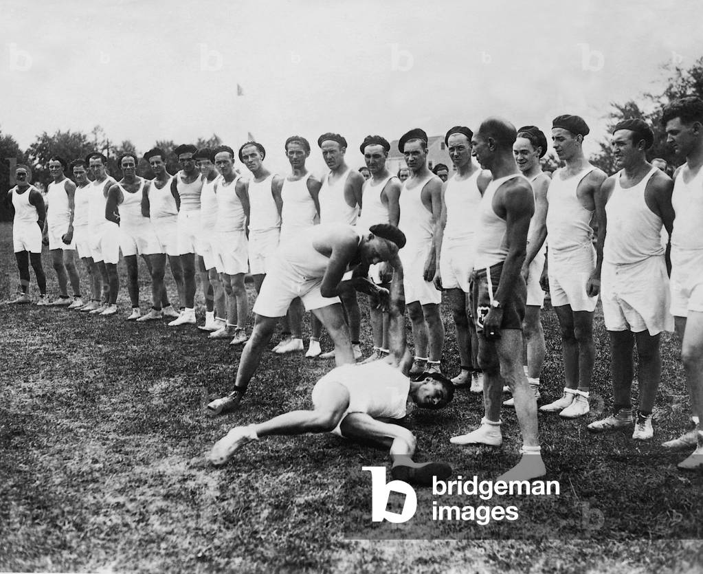 Bild von Fotografie "Polizeibeamte während des Nahkampftrainings" 1932, b/w