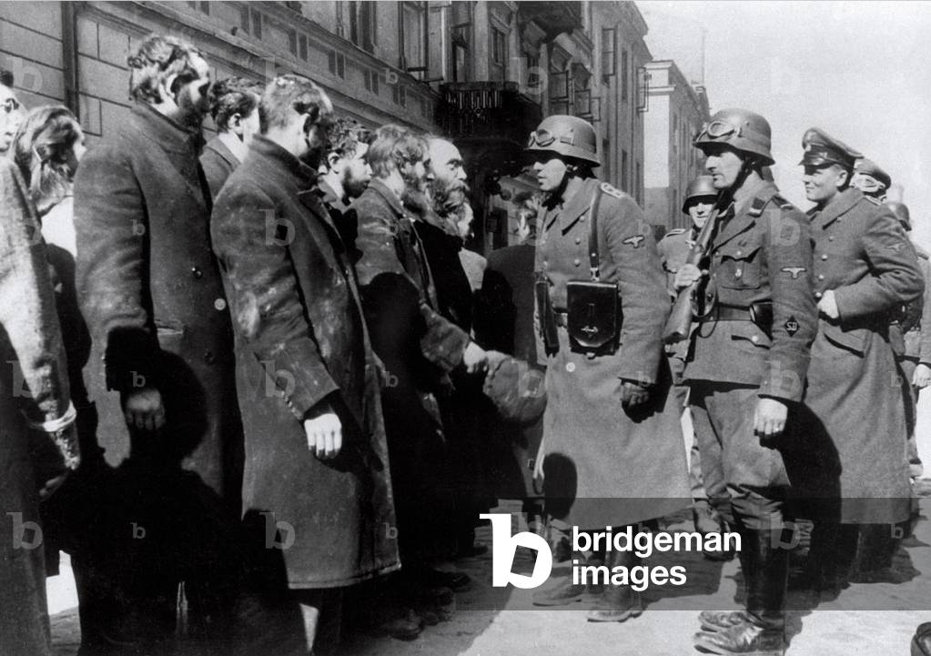 Immagine di Fotografia "Domande senza risposte - Interrogazione nazista (foto in b/n)", b/w