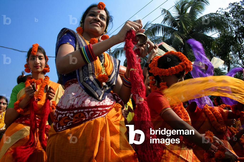 Immagine di Fotografia "Un gruppo di donne che cantano al Basanta Utsav"