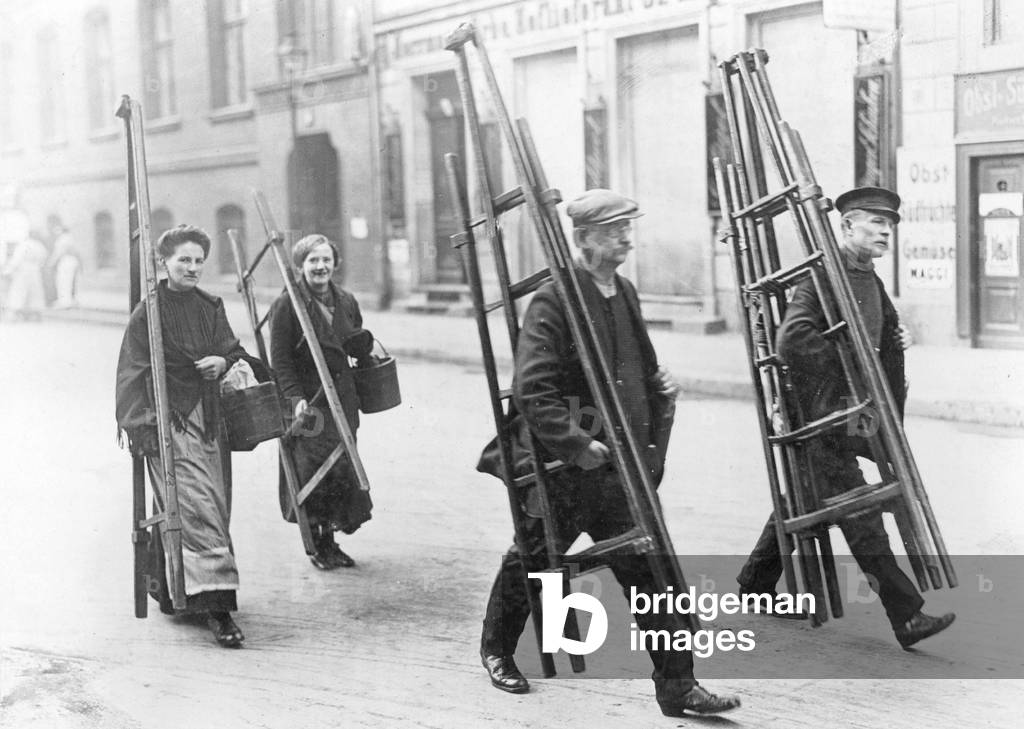 Window cleaners with their colleagues on the way to work, 1915 (b/w photo)