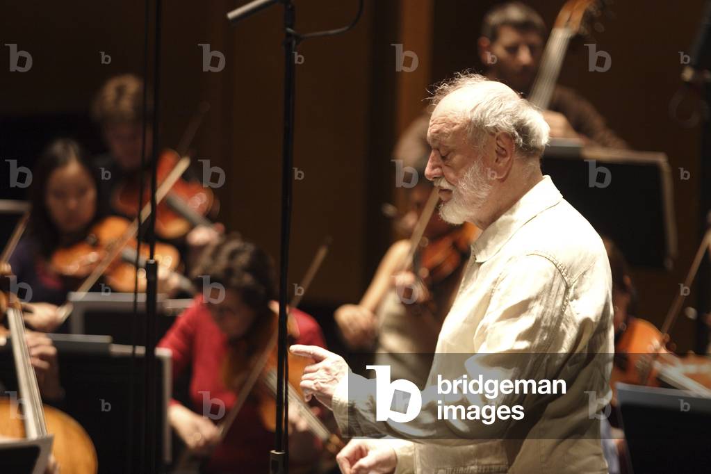 Kurt Masur dirige a Parigi, Francia, 2007 (foto)