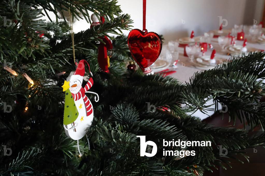 "Weihnachtsbaum dekoriert und Weihnachtstisch Einstellung" 2019