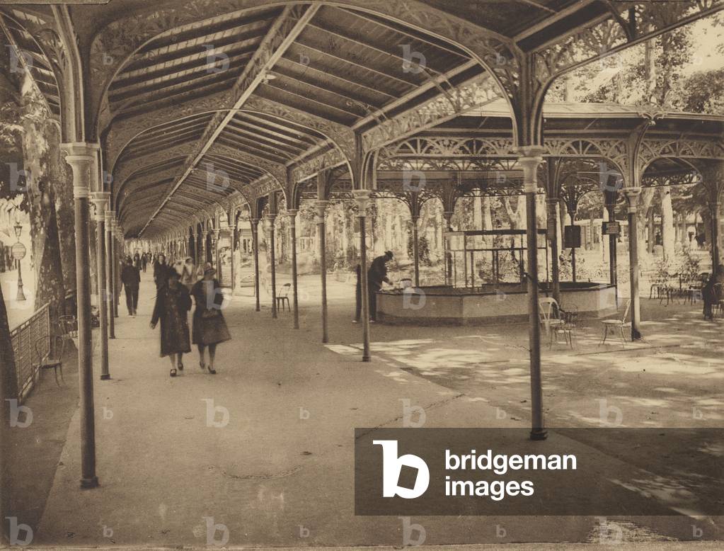 Bild von Fotografie "Galeries couvertes et Source du Parc (s/w Foto)" 1920 von French Photographer