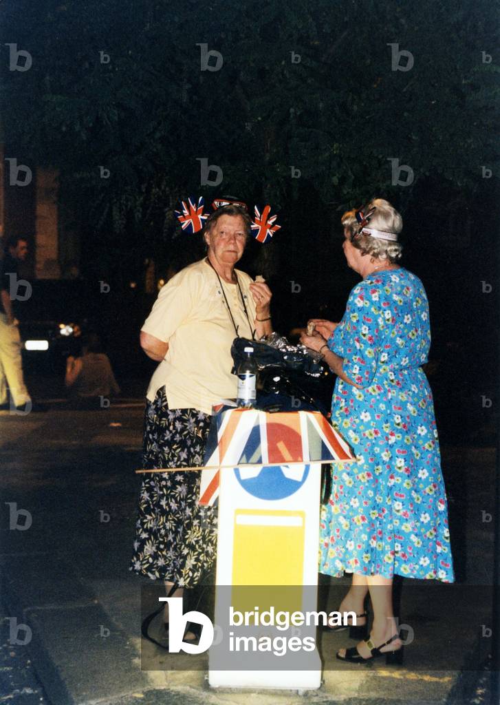 Deux promenadeurs à l'extérieur pendant