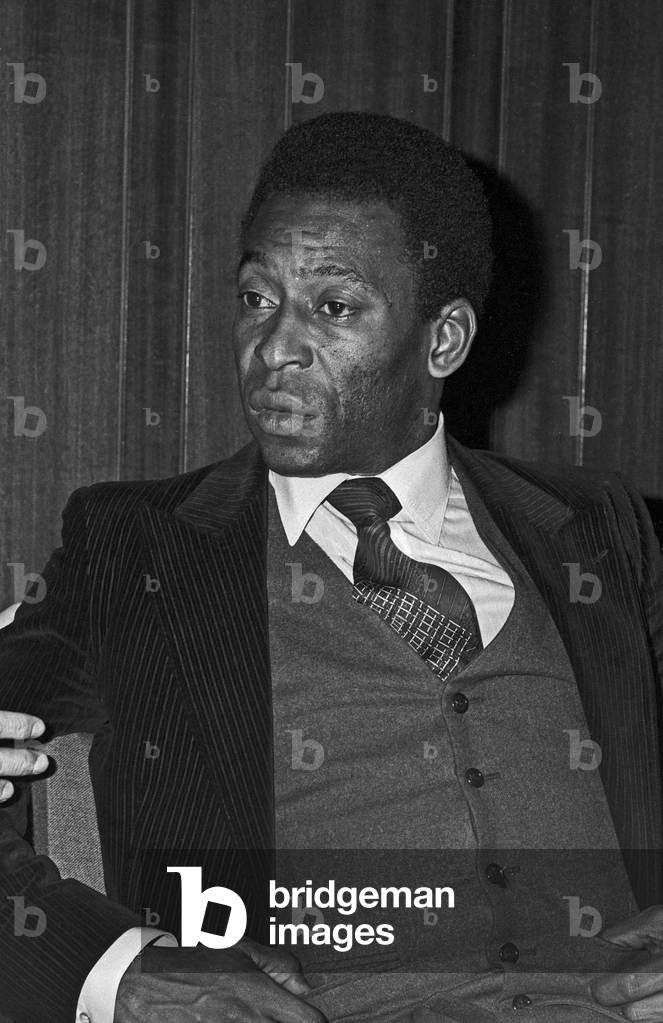 "Il calciatore brasiliano Pelé tiene una conferenza stampa all'aeroporto di Amburgo" 1981