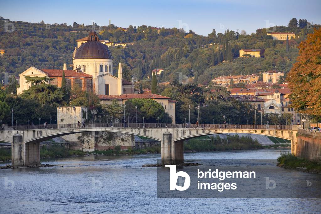 Bild von Fotografie "Verona. Blick auf Donwtown vom Fluss Etsch Banks."