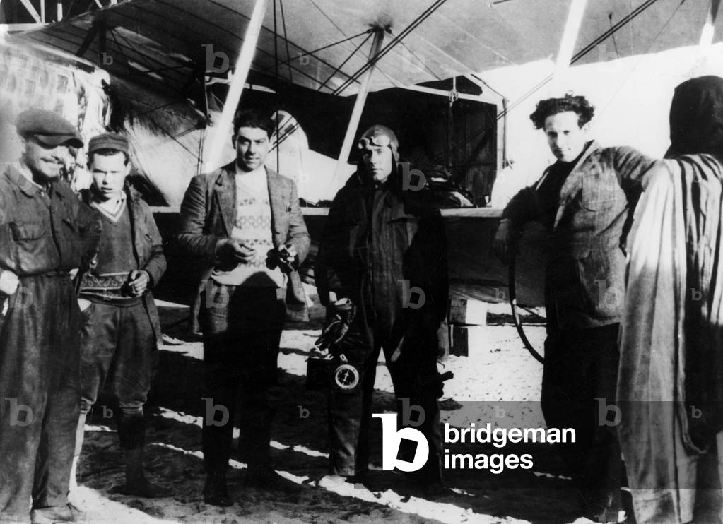 "Piloti francesi dell'Aeropostale Henri Guillaumet (3° da l) e Jean Mermoz (5° da l) di fronte a un aereo Late