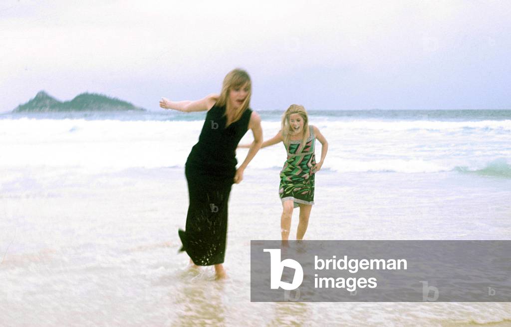 Catherine Deneuve und Francoise Dorleac 1966 an einem Strand in Brasilien