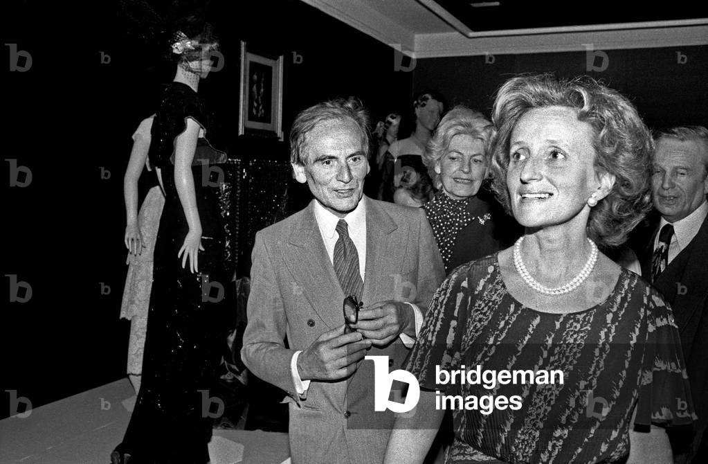 Immagine di Fotografia "Pierre Cardin e la signora Bernadette Chirac alla mostra «Elegance Et Creation» a Pari