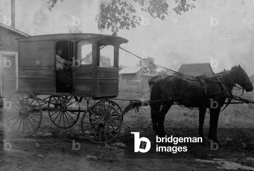 Consegna prodotti lattiero-caseari con carro trainato da cavallo 1916 (foto)
