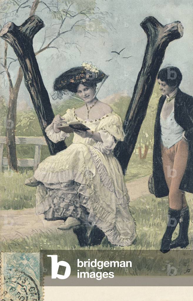 V majuscule en faux bois - Un couple devant un decor champêtre. La femme assise lit un livre, l'homme debout a