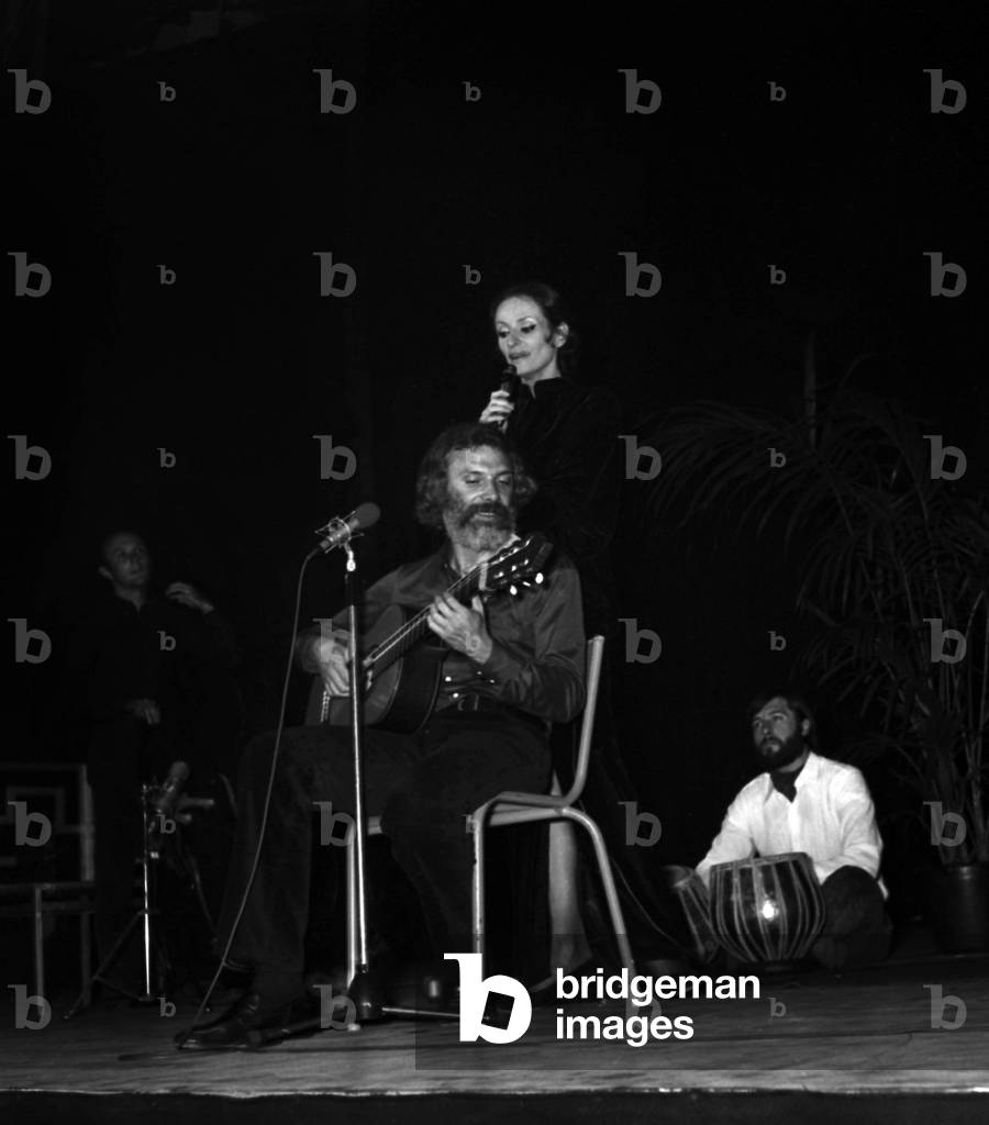 Image de Photographie représentant Georges Moustaki lors d'un concert avec Barbara (Monique Andree Serf) à Sai
