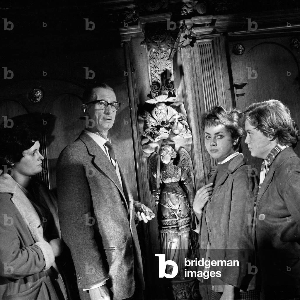 Visita guidata attraverso un museo a Lueneburg, Germania anni '60