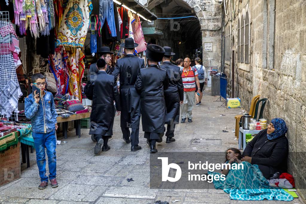 Orthodoxe Juden gehen in Jerusalem Altstadt, Israel, 2018 (Foto)