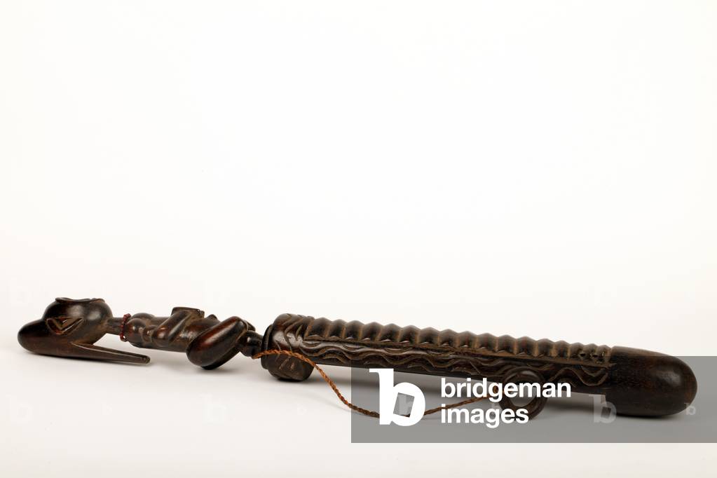 Afrikanischer Guiro, dekorativ geschnitzt mit einer Figur am Kopf