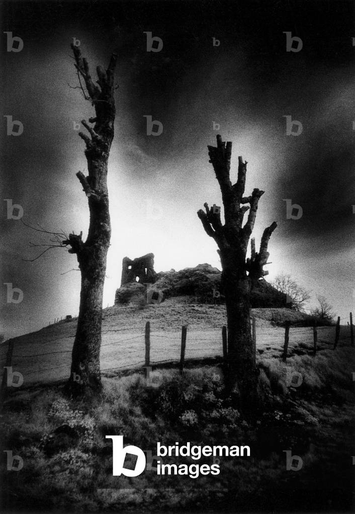 Immagine di Fotografia "Castello di Apchon" di Simon Marsden, b/w