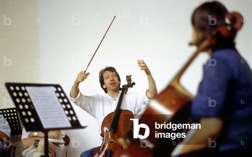 Bild von Fotografie "Robert Cohen gibt eine" von Kate Mount