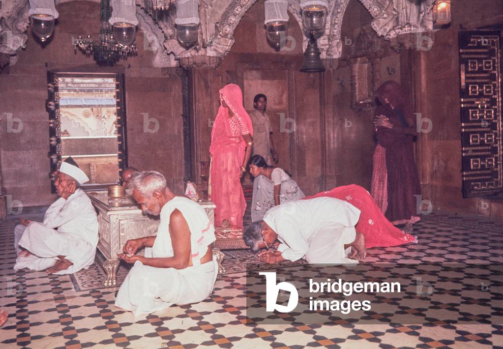 Jains Gottesdienst im Tempelschrein, Indien (Fotos)