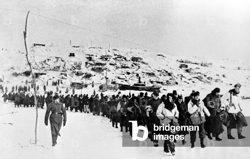 Russia / Germany: Surrendered German soldiers marched into captivity through the snow, Stalingrad, 1943 (b/w p