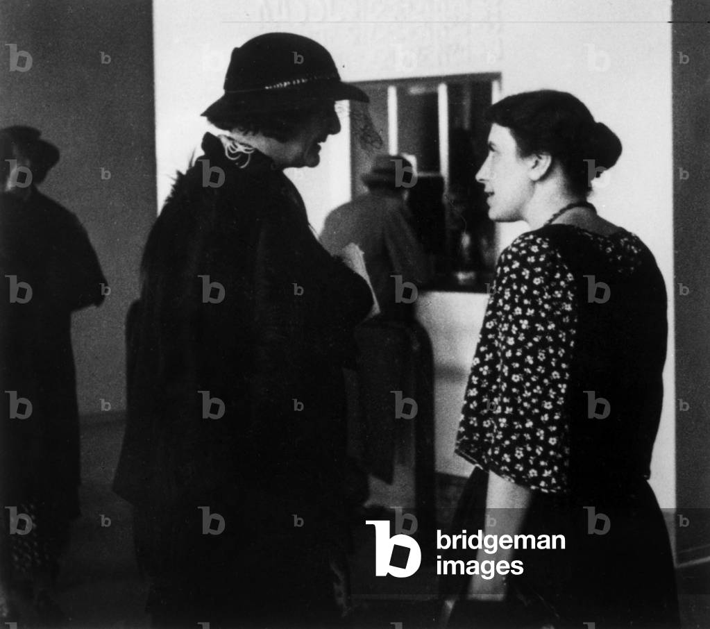 Immagine di Fotografia "13° Congresso di psicoanalisi di Lucerna nel 1934: Maria Bonaparte e Anna Freud" 1934 