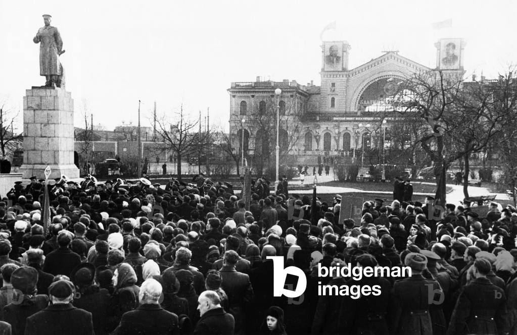 Una folla radunata per la rivelazione di un nuovo monumento a Joseph Stalin eretto di fronte alla stazione fer