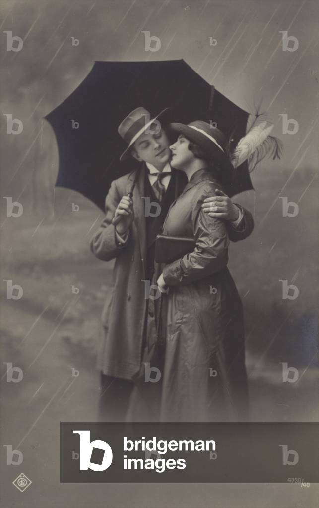 Pärchen im Regen, unter Regenschirm (s/w Foto)