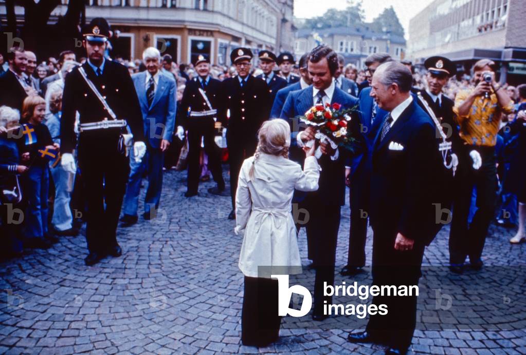 König Carl XVI Gustaf und Ministerpräsident Lars Eliasson bekommen Blumen während ihres Besuchs in der Stadt V