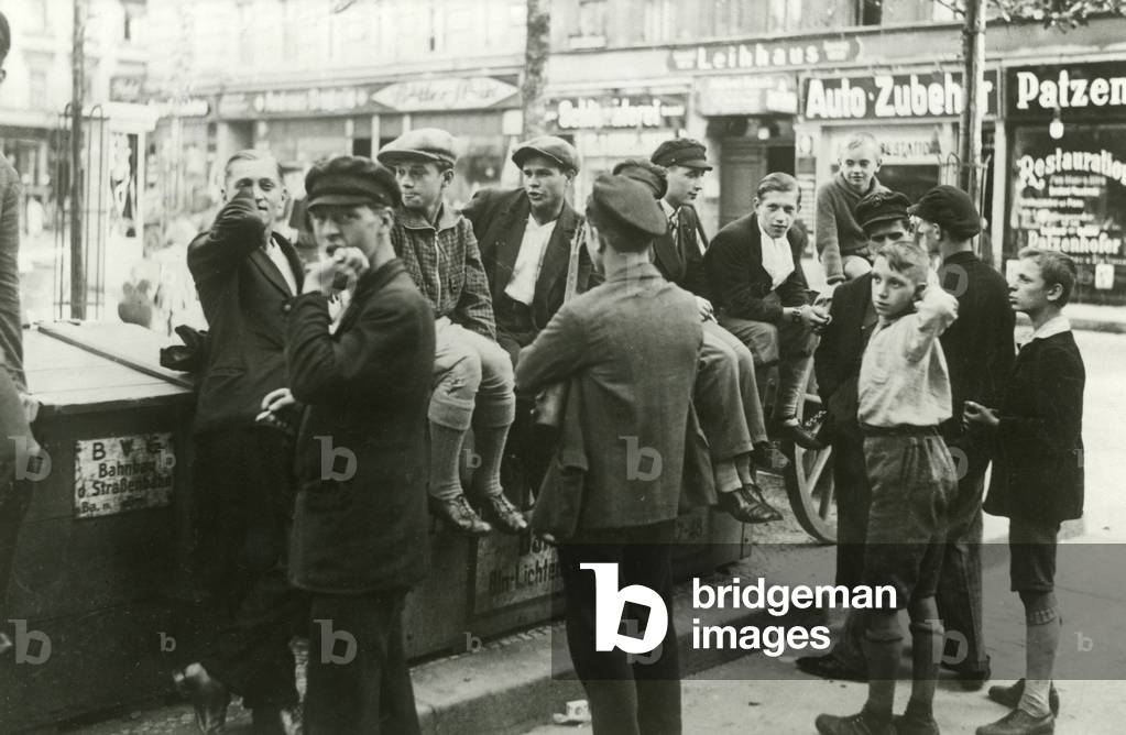 Bild von Fotografie "Arbeitslose junge Menschen am Andreasplatz in Berlin" 1932, b/w