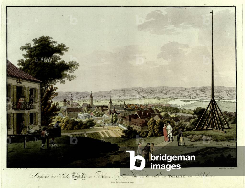 Gruppi di figure camminano su una collina fuori da una casa in pietra con balcone che si affaccia sulla città 