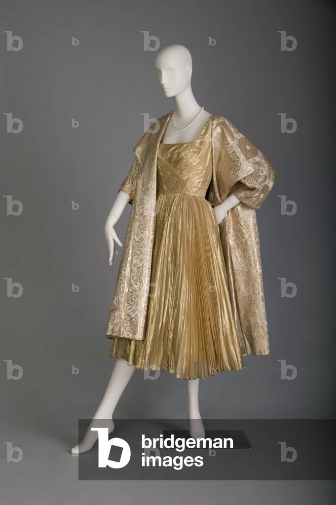 Abito da sposa e giacca, 1955 (vista obliqua frontale, cappuccio giù), Seta e broccato metallico, lamé, Don Lo