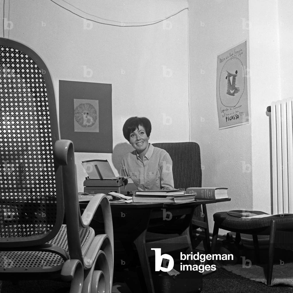 Présentatrice de télévision, b/w