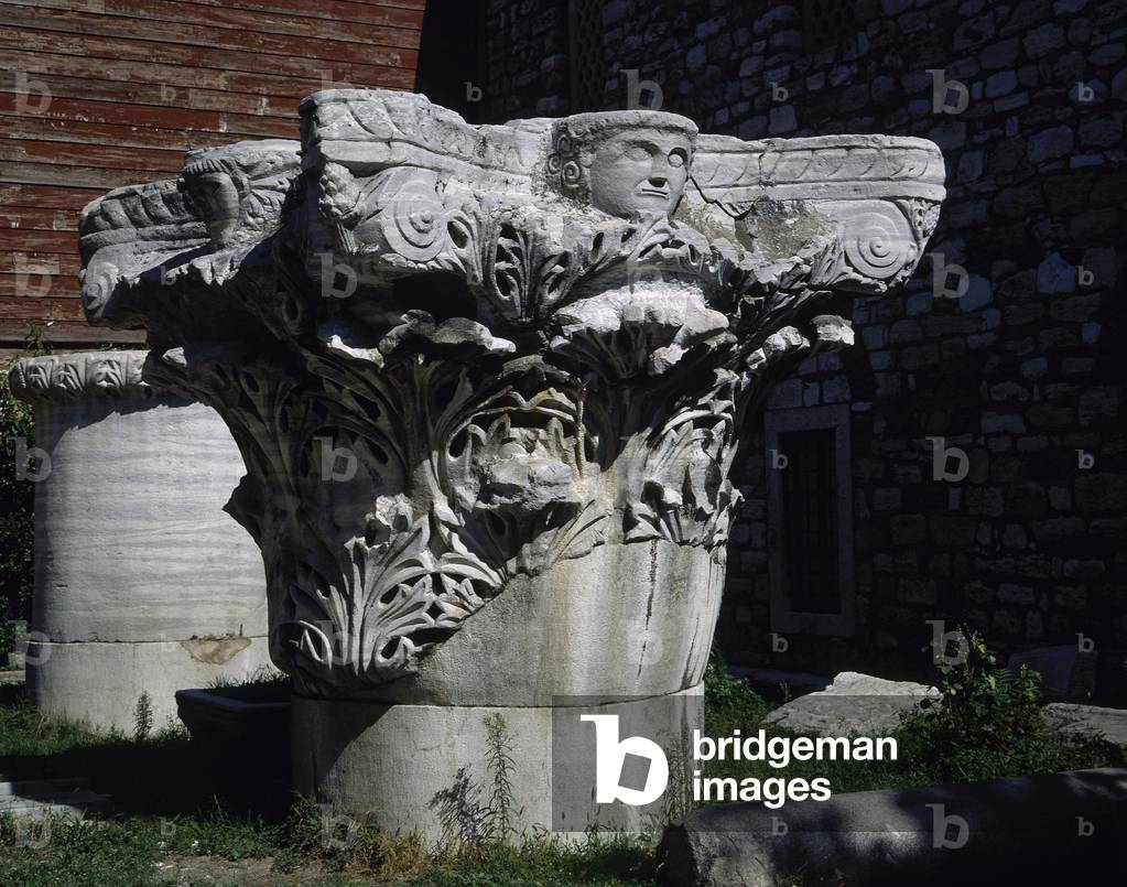 "Capitale corinzio con foglie di acanto. Giardino del Palazzo Topkapi. Istanbul. - Tacchino."