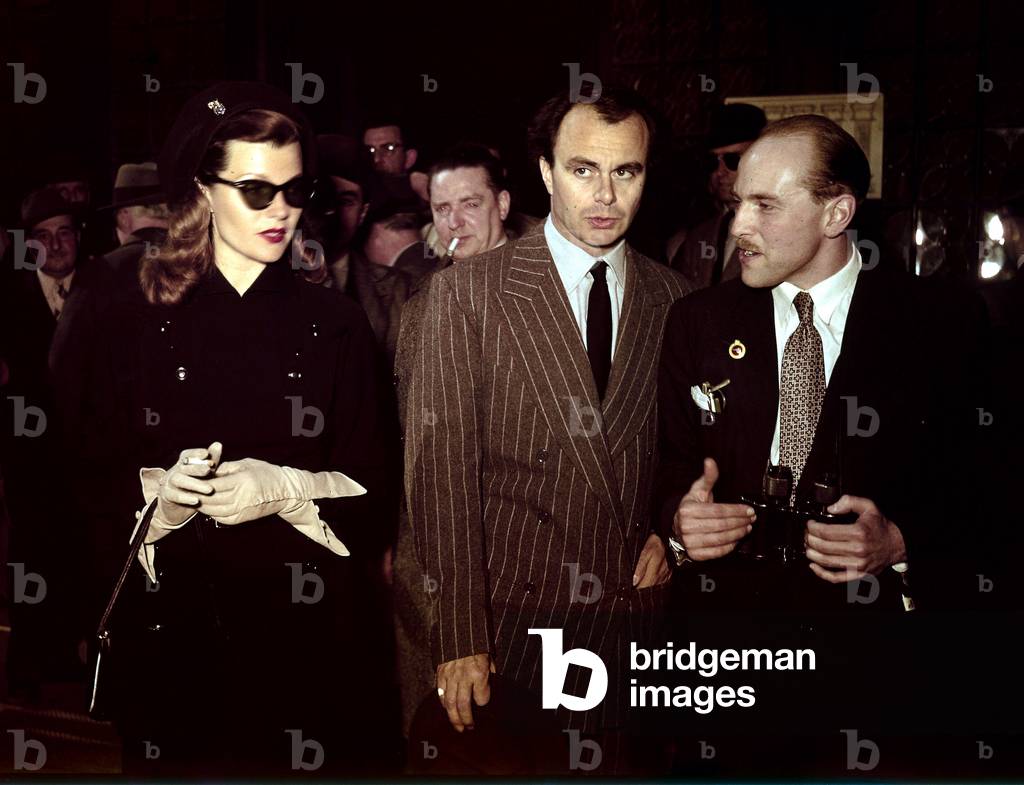 Immagine di Fotografia "Rita Hayworth con il marito Ali Khan all'ippodromo di Auteuil" di Unknown photographer