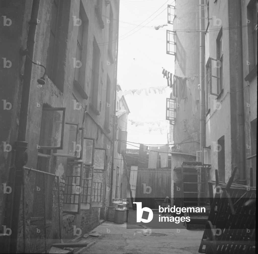 Immagine di Fotografia "Oslo 19510609 Oslo. Cortile classico a Oslo. La biancheria è stesa all'esterno" 1951