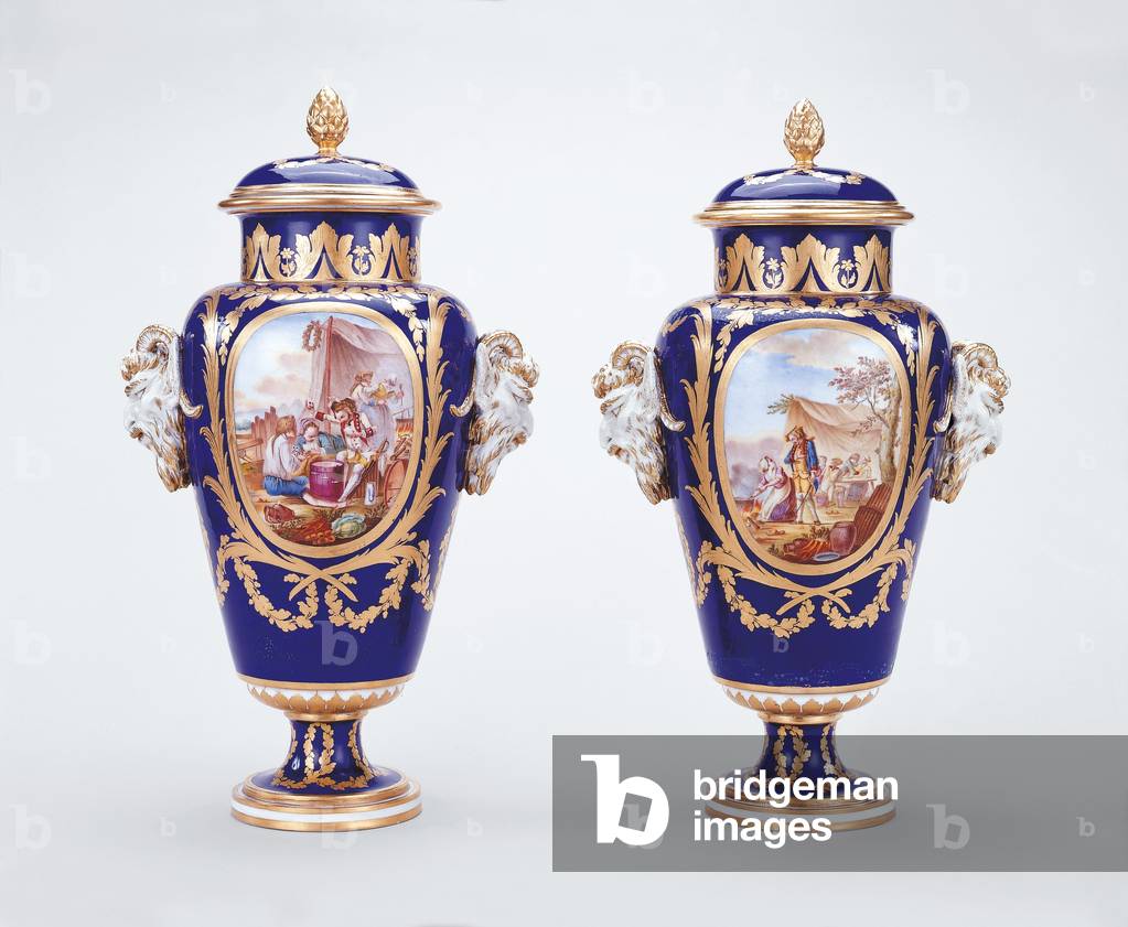 Vase à bandes à têtes de satyre, 1775 (porcellana a pasta morbida, fondo nouveau bleu, decorazione dorata & br