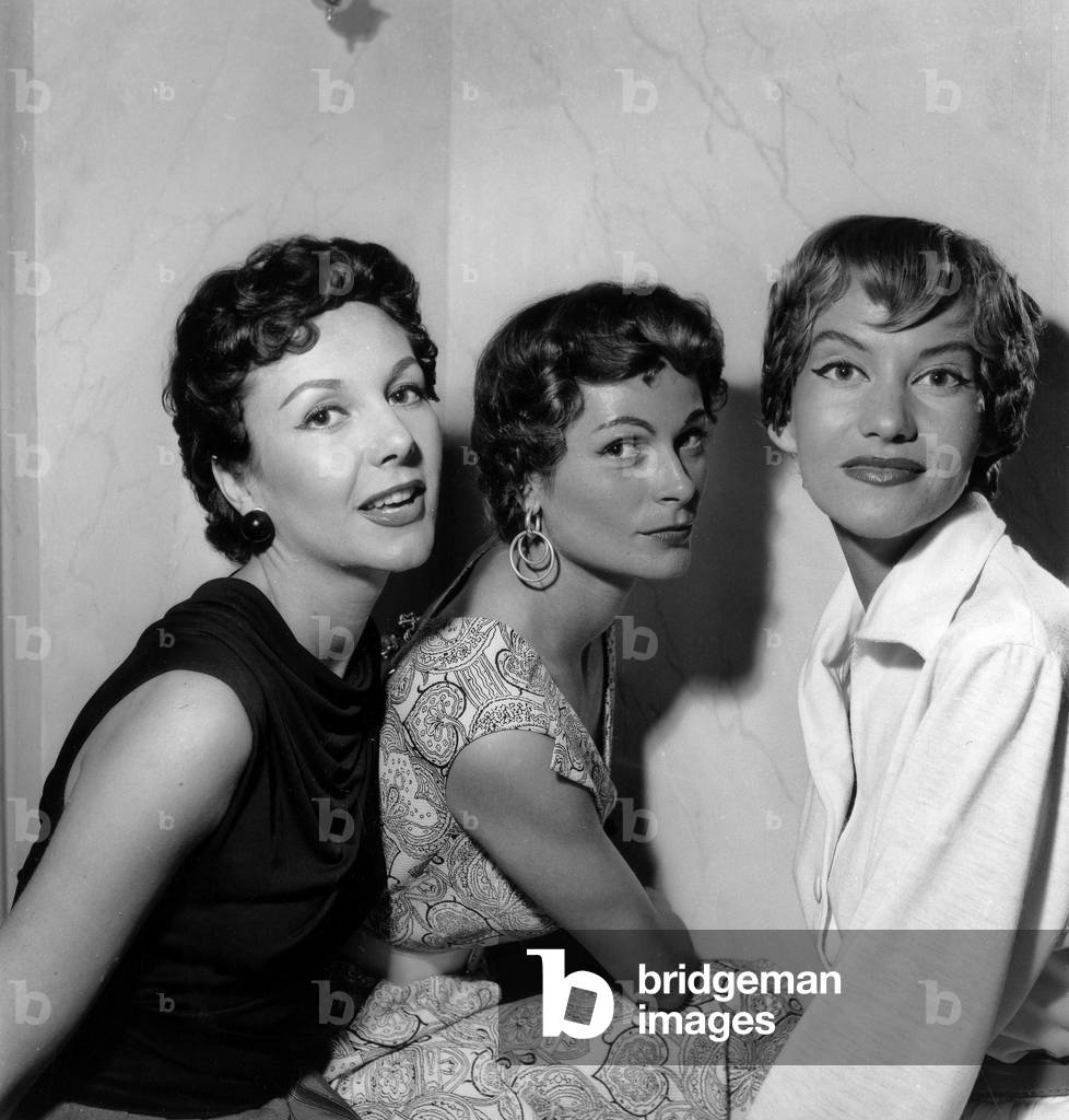 Immagine di Fotografia "Hairstyles By Hairdresser Guillaume 28 Maggio 1953: Sirocco" 1953, b/w