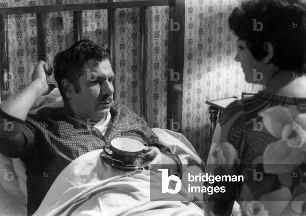 Michel Galabru e Micheline Dax sul set del film “La vergogna della famiglia”, 1969 (foto)