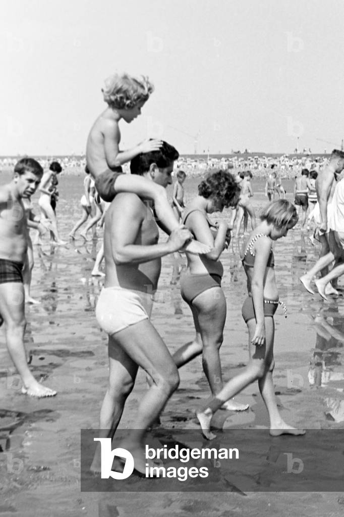 "Folla che si diverte sulla spiaggia vicino a Buesum" 1964