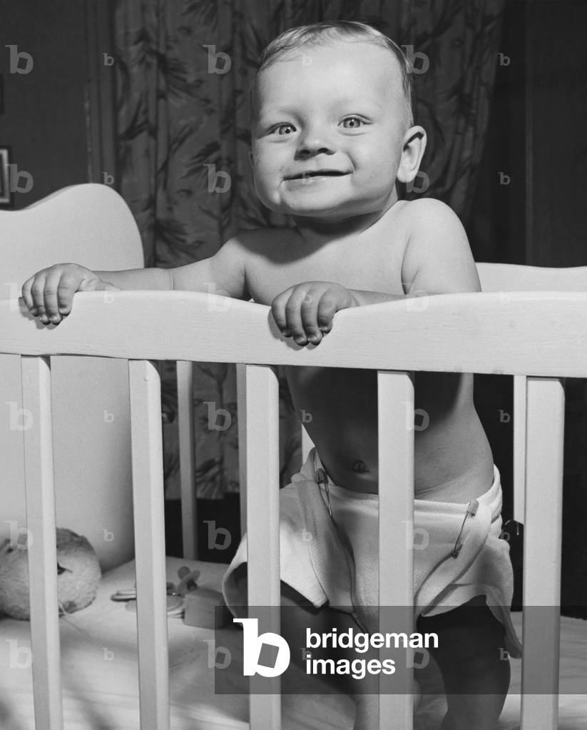 Immagine di Fotografia "Bambino in piedi in una culla" di Unknown photographer, b/w
