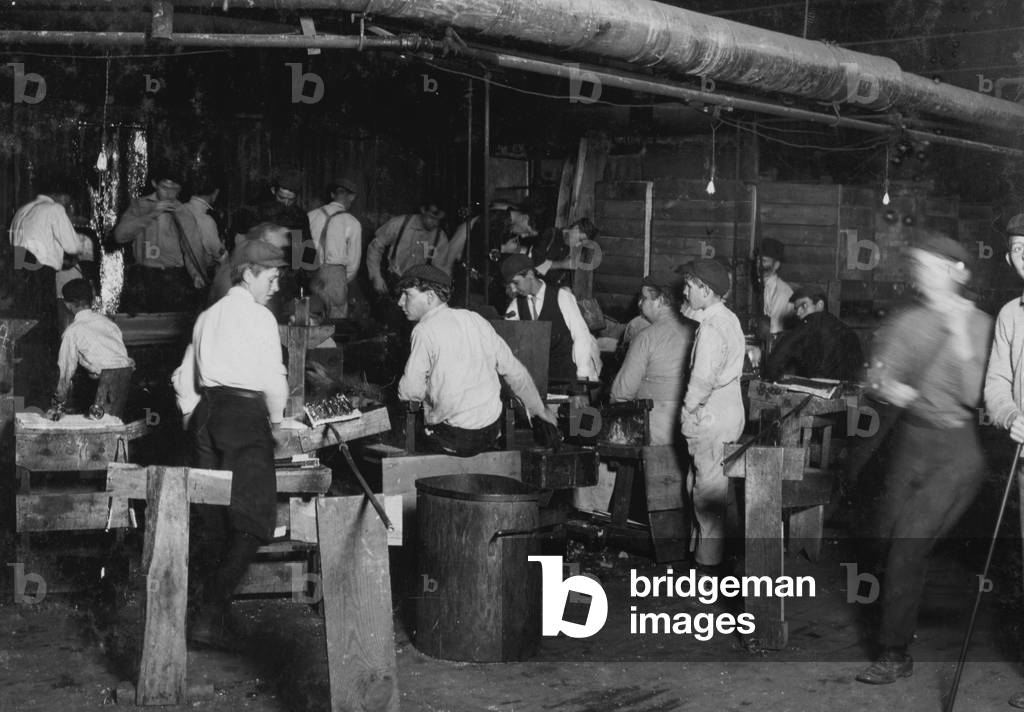 Immagine di Fotografia "Una scena di mezzanotte in More-Jones Glass Works", b/w