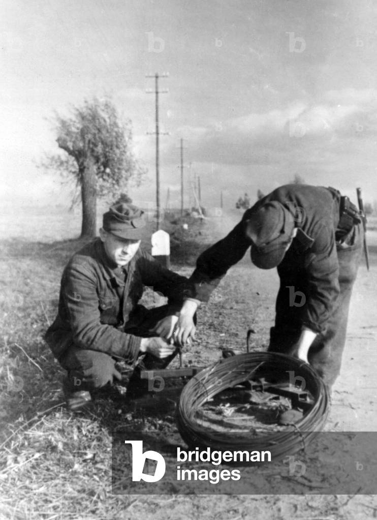 Image of German soldiers collect copper wire on the Eastern Front, 1943
