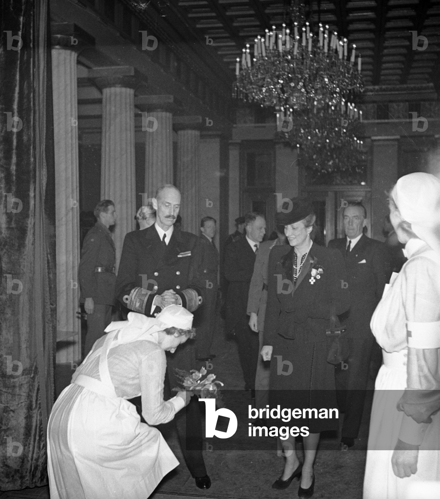 Bild von Fotografie "Oslo 19451104 Rotes Kreuz Treffen im Auditorium. 80. Jahrestag. König Haakon ..." 1945