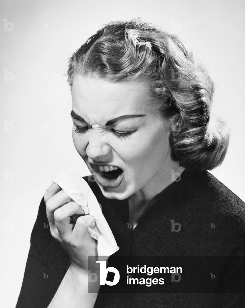 Immagine di Fotografia "Inquadratura ravvicinata di una giovane donna che starnutisce", b/w