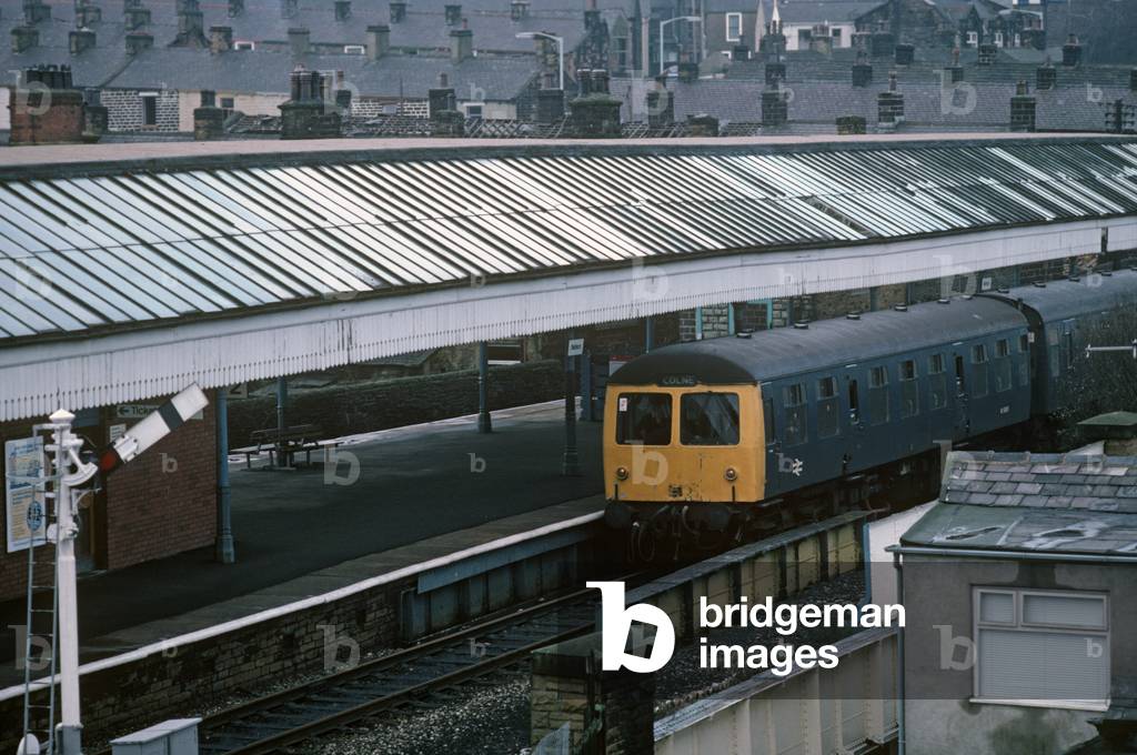 "Unità multipla Diesel nella stazione di Nelson sulla ferrovia Preston a Colne" 1982
