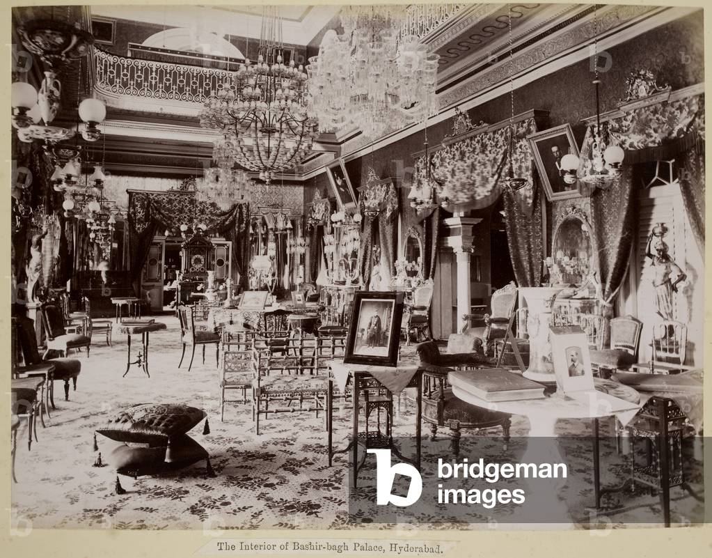 L'interno del Palazzo Bashir-bagh, Hyderabad. Veduta di un salotto riccamente arredato