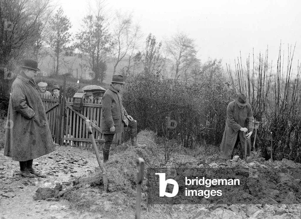 Image of Crowborough Farm Murder Case Policce digging looking for